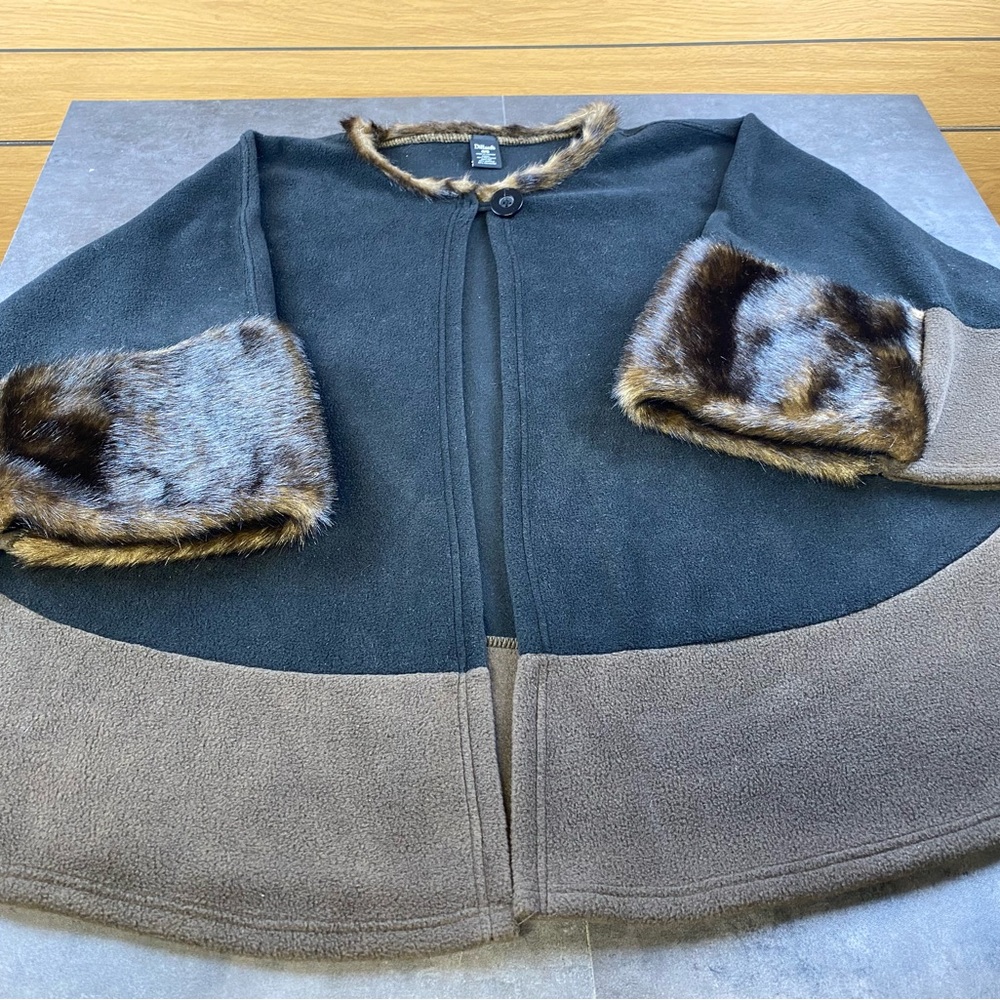 Dillard’s Women’s faux fur & Fleece Elegant Black and Brown Cape One‎ Size